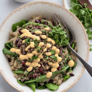 Quinoa-Bowl mit gedämpftem Gemüse und Tahini-Dressing