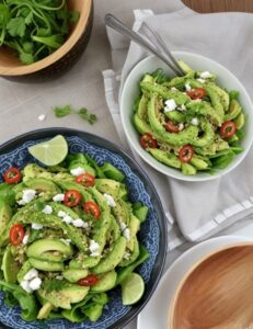 Avocado- und Gurkensalat mit Sesam