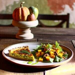 Herzhafte Lauchquiche mit Kürbis-Apfel-Salat