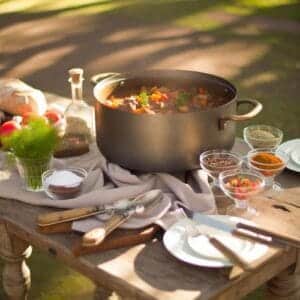 Leckerer Lagerfeuer Eintopf für Campingerlebnisse