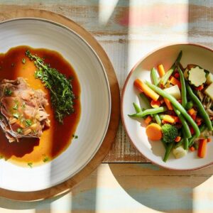 Zarte geschmorte Lammschulter mit Gemüsesalat